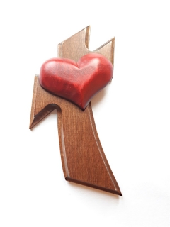 Kříž s červeným srdcem