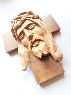 Kříž s vyřezávanou hlavou Krista