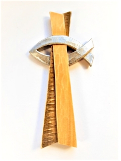 Dřevěný kříž se stříbrnou rybou